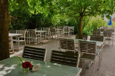 Ein Restaurant oder anderes Speiselokal in der Unterkunft Landgasthof Zum Schloss