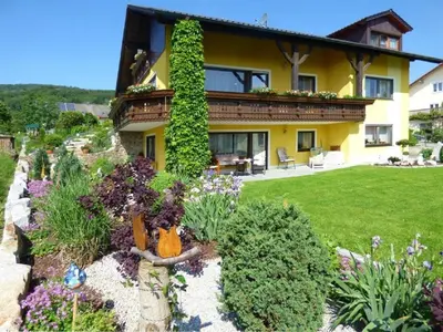 Ein Garten an der Unterkunft Landhaus Simon