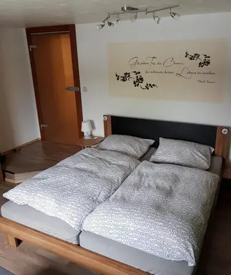 Ein Bett oder Betten in einem Zimmer der Unterkunft Ferienwohnung Hähnert