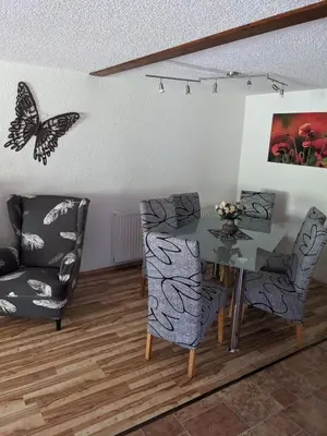 Ein Sitzbereich in der Unterkunft Ferienwohnung Hähnert