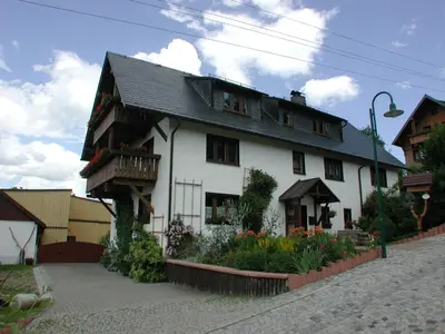 Das Gebäude in dem sich die Ferienwohnung befindet