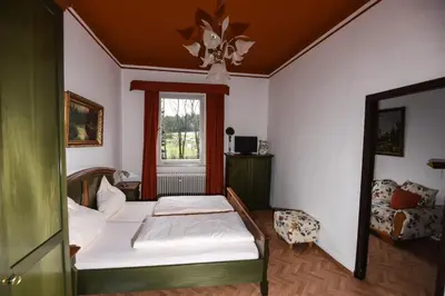 Ein Bett oder Betten in einem Zimmer der Unterkunft Jagdschloss Fahrenbühl Hotel Garni