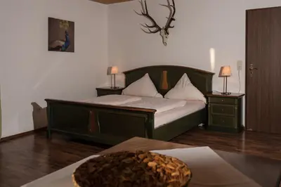 Ein Bett oder Betten in einem Zimmer der Unterkunft Jagdschloss Fahrenbühl Hotel Garni