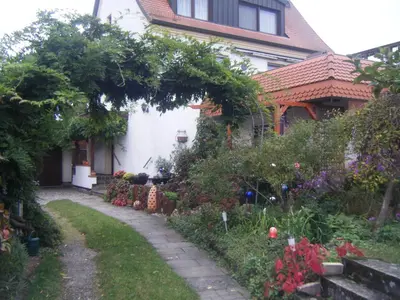 Ein Garten an der Unterkunft Ferienwohnung Dörfler