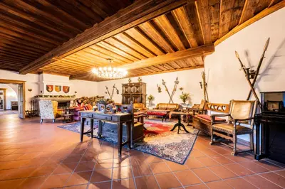 Ein Sitzbereich in der Unterkunft Burg Rabenstein