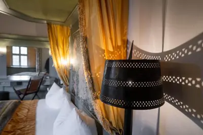 Ein Sitzbereich in der Unterkunft Burg Rabenstein