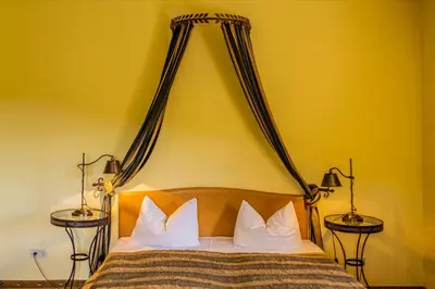 Ein Bett oder Betten in einem Zimmer der Unterkunft Burg Rabenstein