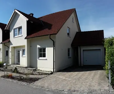 Das Gebäude in dem sich das Ferienhaus befindet