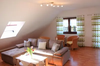 Ein Sitzbereich in der Unterkunft Ferienwohnung Raithel