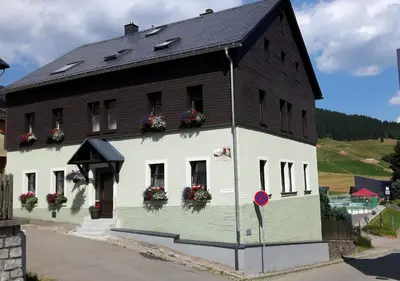 Das Gebäude in dem sich die Ferienwohnung befindet