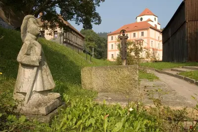 Das Gebäude in dem sich das Ferienhaus befindet
