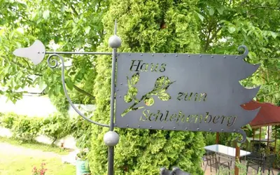 Ein Garten an der Unterkunft Pension Haus zum Schlehenberg
