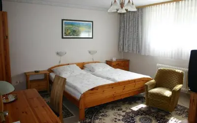 Ein Bett oder Betten in einem Zimmer der Unterkunft Pension Haus zum Schlehenberg