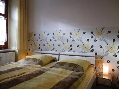 Ein Bett oder Betten in einem Zimmer der Unterkunft Ferienwohnung Alte Apotheke