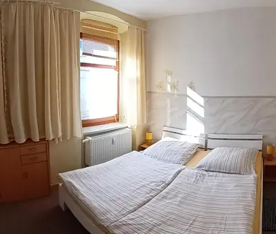 Ein Bett oder Betten in einem Zimmer der Unterkunft Ferienwohnung Alte Apotheke