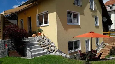 Das Gebäude in dem sich die Ferienwohnung befindet