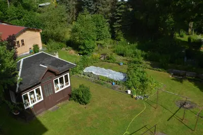 Ein Garten an der Unterkunft Pension & Ferienwohnung 