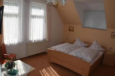 Ein Bett oder Betten in einem Zimmer der Unterkunft Pension & Ferienwohnung 