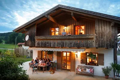 Das Gebäude in dem sich das Ferienhaus befindet