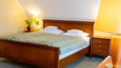 Ein Bett oder Betten in einem Zimmer der Unterkunft Altstadthotel Bräuwirt