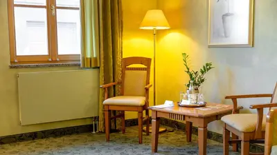 Ein Sitzbereich in der Unterkunft Altstadthotel Bräuwirt