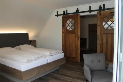 Ein Bett oder Betten in einem Zimmer der Unterkunft Landhotel Kastanienhof