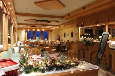 Ein Restaurant oder anderes Speiselokal in der Unterkunft Landhotel Kastanienhof