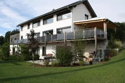 Das Gebäude in dem sich die Ferienwohnung befindet
