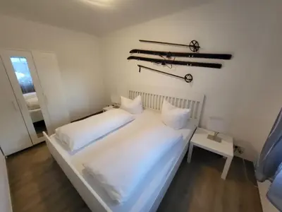 Ein Bett oder Betten in einem Zimmer der Unterkunft Haus am Berg - großes Haus mit Sauna für bis zu 10 Personen unweit vom Skihang