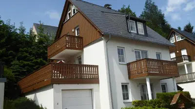 Das Gebäude in dem sich das Ferienhaus befindet