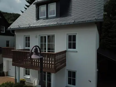 Ein Balkon oder eine Terrasse in der Unterkunft Haus am Berg - großes Haus mit Sauna für bis zu 10 Personen unweit vom Skihang