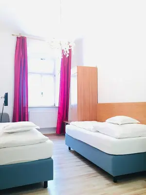 Ein Bett oder Betten in einem Zimmer der Unterkunft Hotel Bairischer Hof