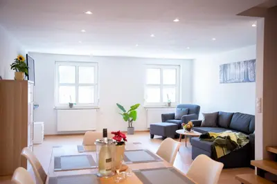 Ein Sitzbereich in der Unterkunft Ferienwohnungen Windischeschenbach by HausGruenerBaum