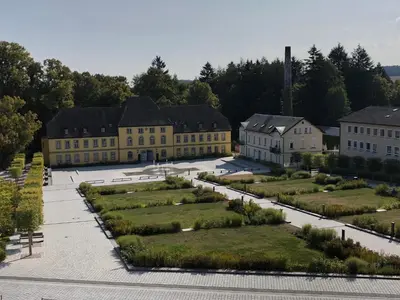 Ein Garten an der Unterkunft Ferienwohnung König Max