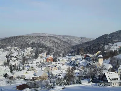 Ein allgemeiner Bergblick oder ein Berglick von der Pension aus