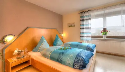Ein Bett oder Betten in einem Zimmer der Unterkunft Landhotel Zum Goldenen Kreuz
