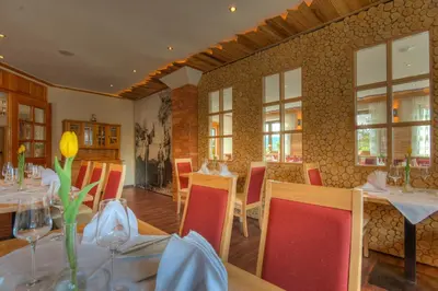 Ein Restaurant oder anderes Speiselokal in der Unterkunft Landhotel Zum Goldenen Kreuz