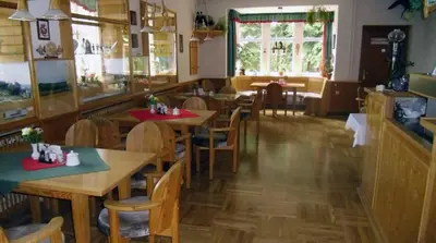 Ein Restaurant oder anderes Speiselokal in der Unterkunft Pension und Gaststätte Naturbaude Eschenhof