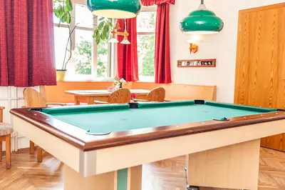 Ein Billardtisch in der Unterkunft Pension und Gaststätte Naturbaude Eschenhof