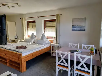 Ein Bett oder Betten in einem Zimmer der Unterkunft Pumphuts Scheune Ferienwohnungen Nr 1 - 4 beim Freizeitpark Plohn