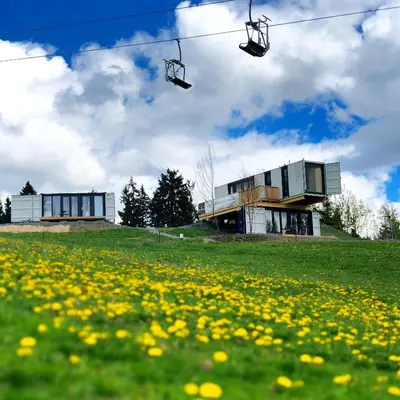 Ein Garten an der Unterkunft BERGHEIM Container Loft