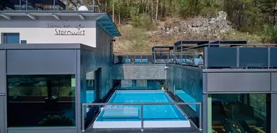 Der Swimmingpool an oder in der Nähe von Landhotel Sternwirt - Das Wellnesshotel zwischen Nürnberg und Amberg