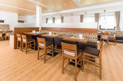 Ein Restaurant oder anderes Speiselokal in der Unterkunft Hotel Schwan