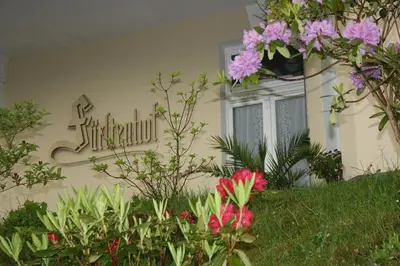 Ein Garten an der Unterkunft Pension Fürstenhof