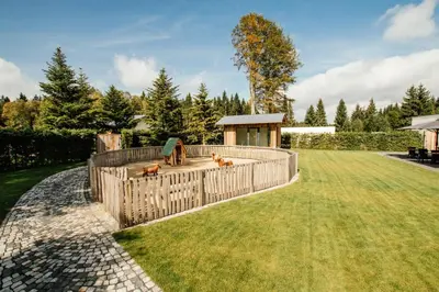 Ein Garten an der Unterkunft Hotel Tannenhaus