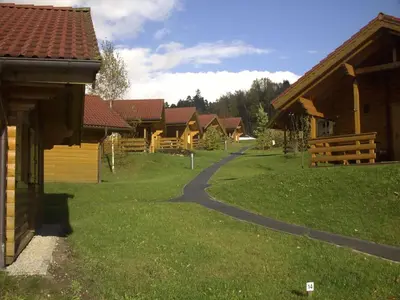 Das Gebäude in dem sich das Ferienhaus befindet