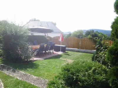 Ein Garten an der Unterkunft Ferienwohnung Uschkereit