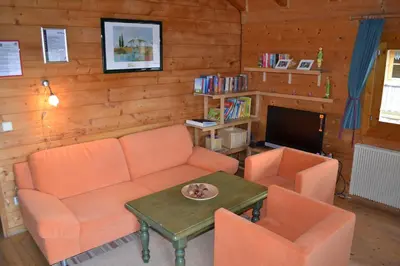 Ein Sitzbereich in der Unterkunft Blockhaus Hedwig