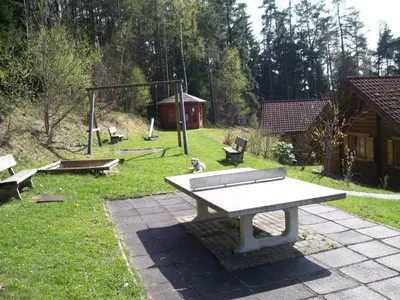 Ein Garten an der Unterkunft Blockhaus Hedwig