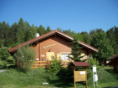 Das Gebäude in dem sich das Ferienhaus befindet